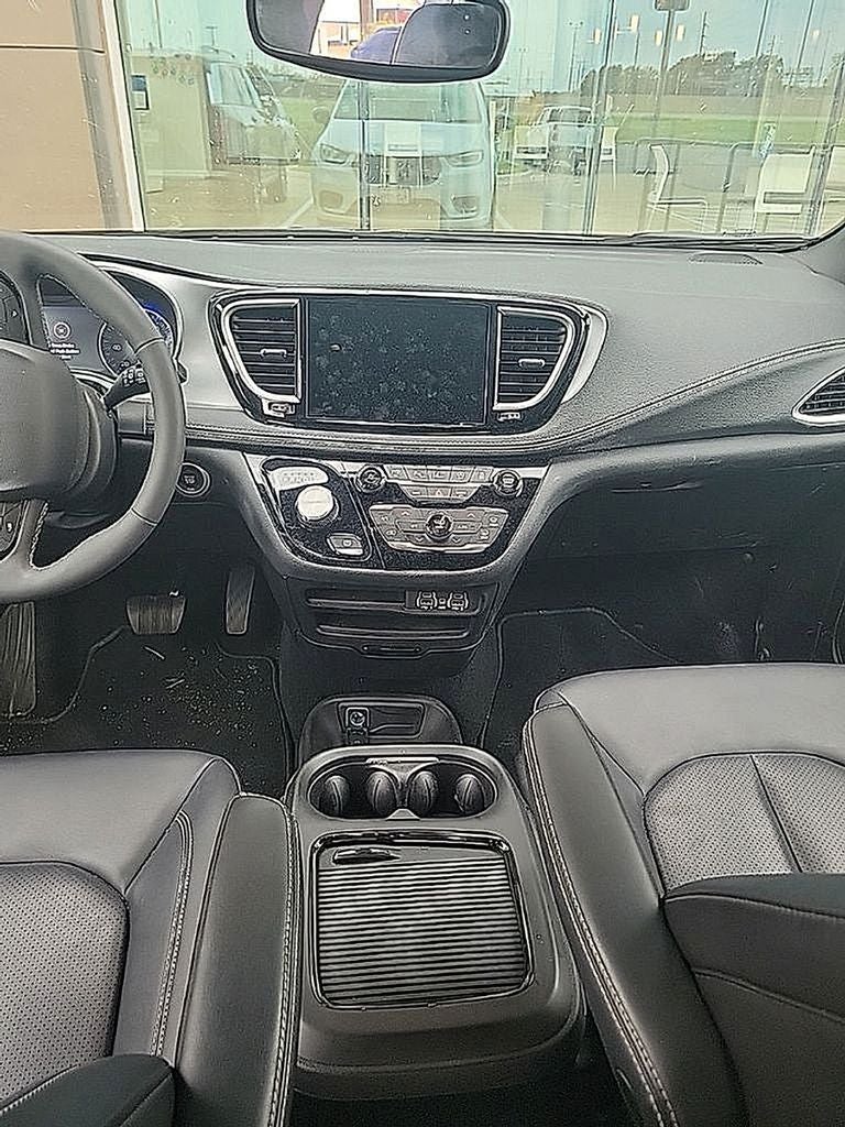 2024 Chrysler Pacifica Touring L S package